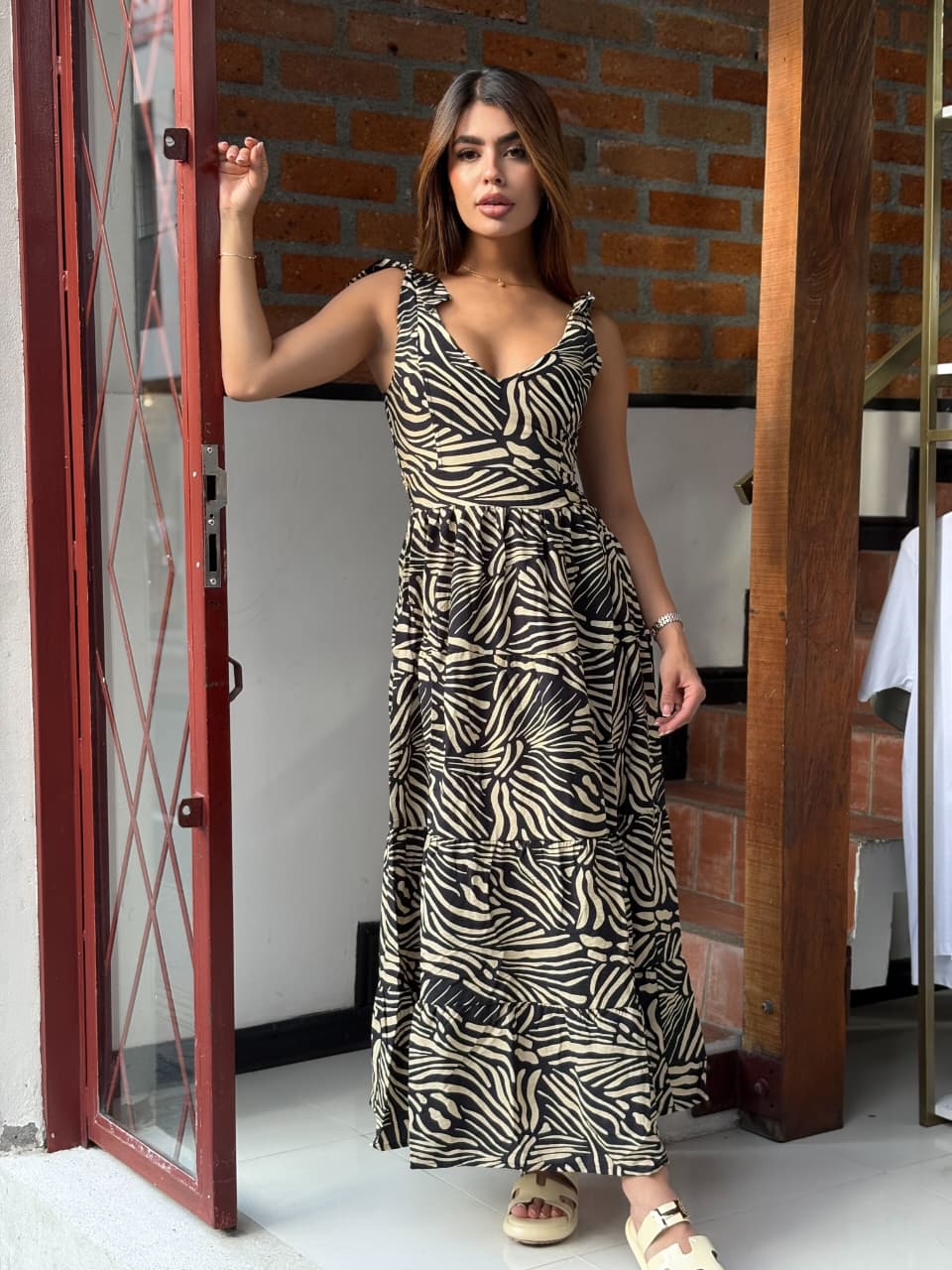 Vestido de dama en seda crepe